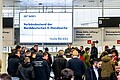 Viele Besuchende auf einer Messe.