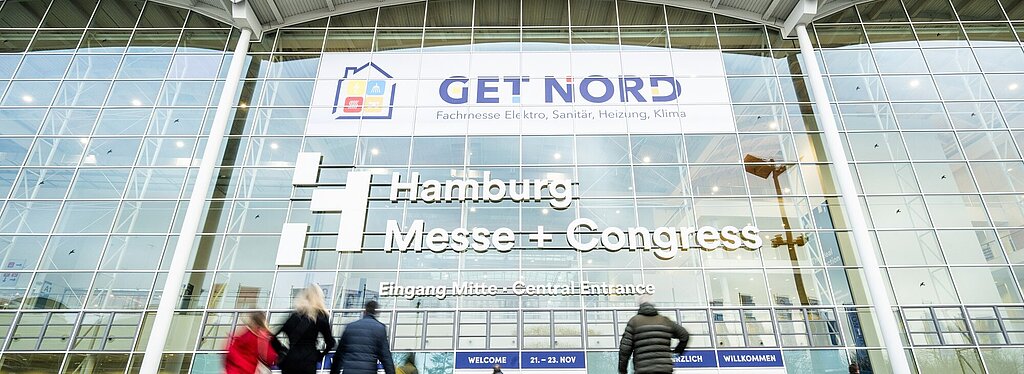 Haupteingang des Hamburg Messe und Congress Zentrums mit großem Banner zur Fachmesse GET NORD. Mehrere Personen bewegen sich auf den Eingang zu