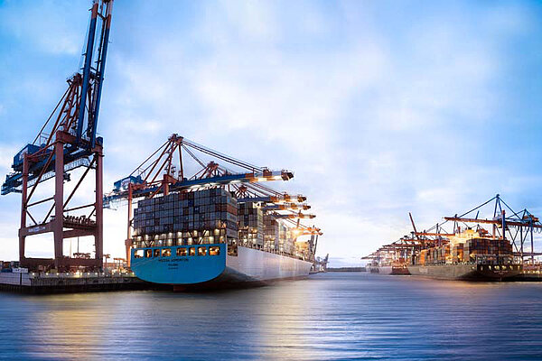 Container ships in the port of Hamburg, www.mediaserver.hamburg.de / Andreas Vallbracht Container ships in the port of Hamburg, www.mediaserver.hamburg.de / Andreas Vallbracht