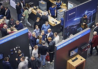 Aufnahme der GET Nord aus der Vogelperspektive, bei der sowohl Besuchende als auch Stände zu sehen sind.