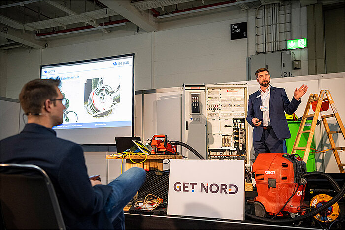 Sprecher hält eine Präsentation vor Publikum im Rahmen eines Arbeitssicherheitsseminars