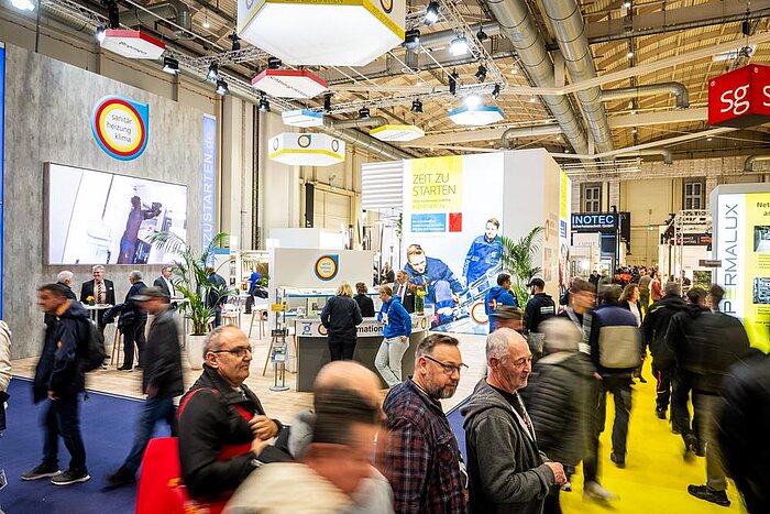 Eine Menschenmenge auf der GET Nord, umgeben von verschiedenen Ständen.