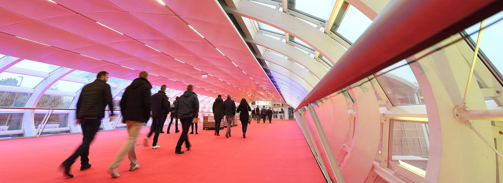 Messebesucher im Skywalk - Hamburg Messe und Congress GmbH