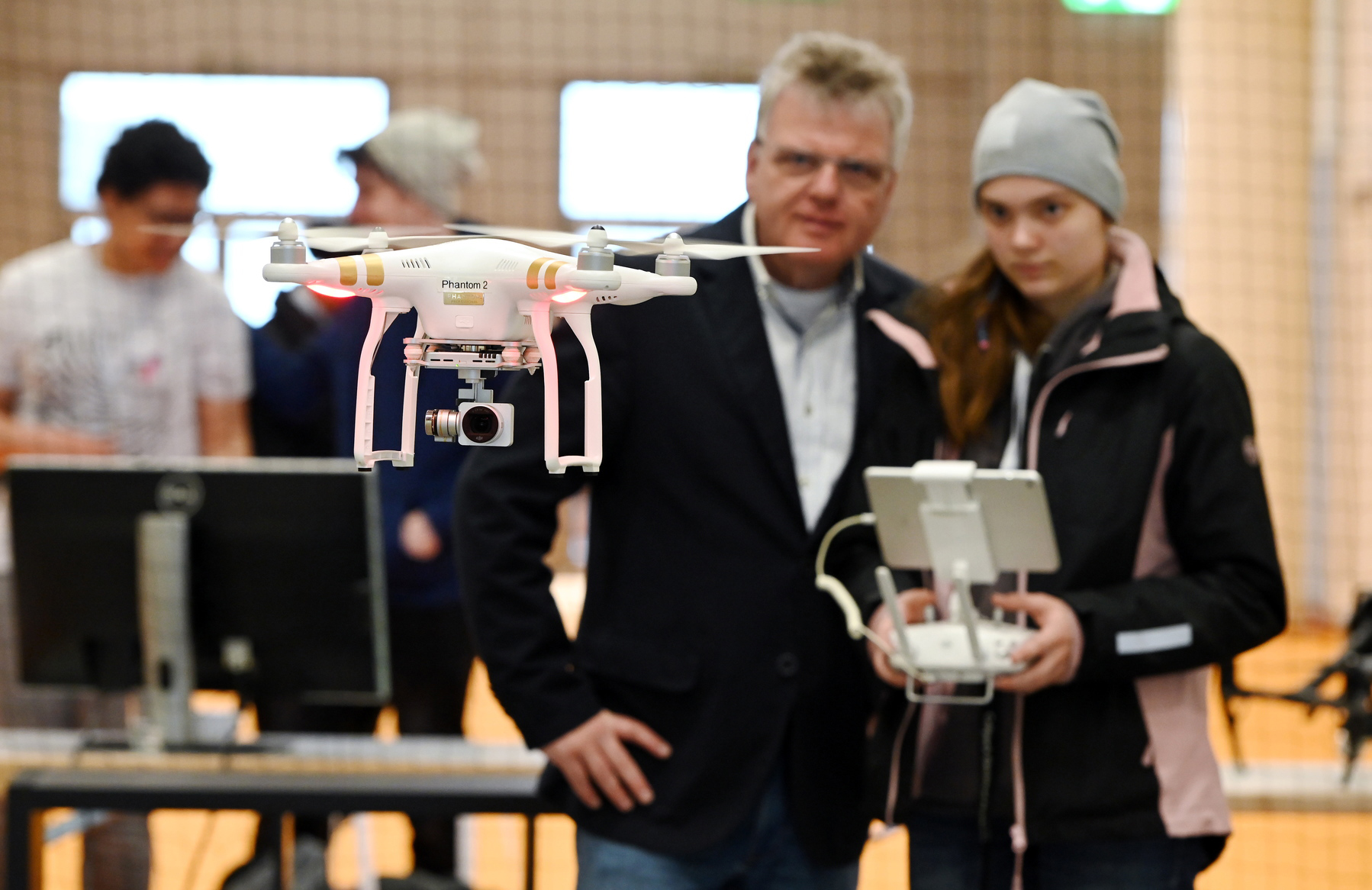 Get Nord 2022 - Drohnen Zwei Personen probieren eine Drohne aus